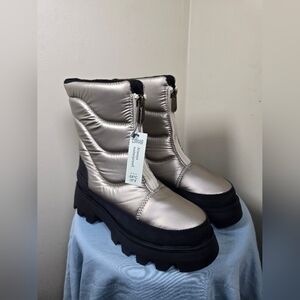 Savvy Waterproof Gold Nylon Boot  Size 7.